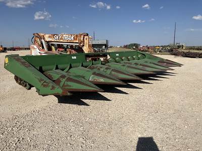 John Deere 844 Corn Head