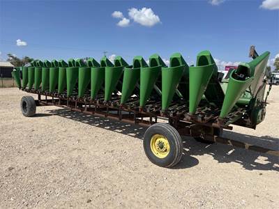 John Deere 845 Corn Head
