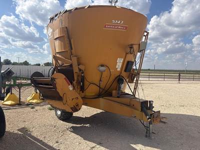 Kuhn 5143 Feed Wagon