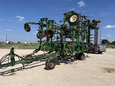 John Deere 2210 Cultivator