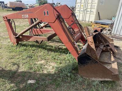 International 2350 Loader