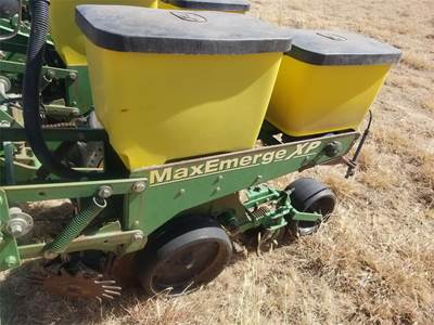 John Deere 1700 Planter / Row Unit