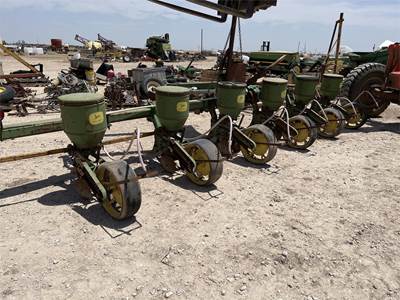 John Deere PA700 Planter / Row Unit