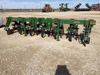 John Deere 875 Row Cultivator