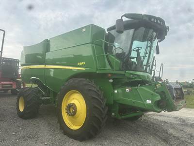 John Deere S680 Combine