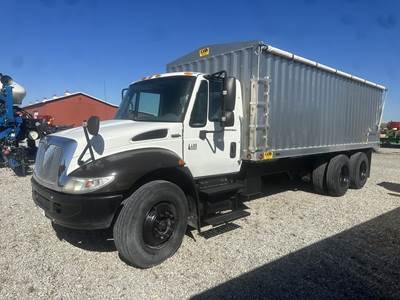 International DuraStar 4400 Farm / Grain Truck - Automatic