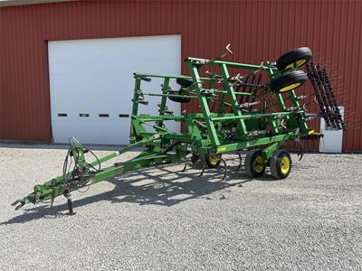John Deere 2210 Cultivator
