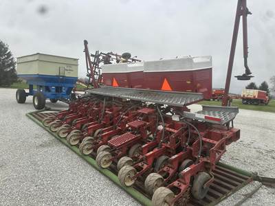 International 800 Planter / Row Unit