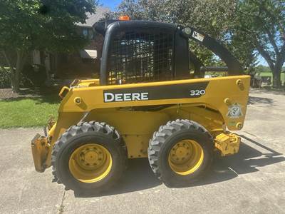 John Deere 320 Track Skid Steer