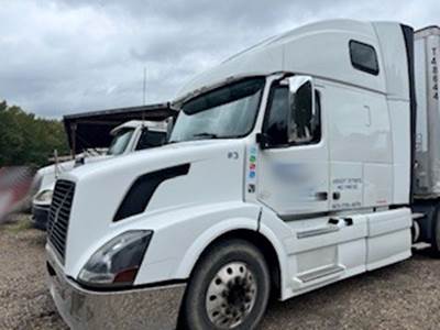 2015 Volvo VNL64T780 T/A Sleeper