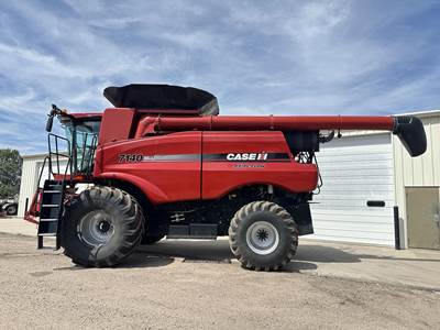 Case IH 7140 Combine