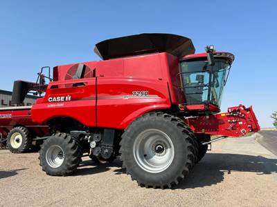 Case IH 7250 Combine