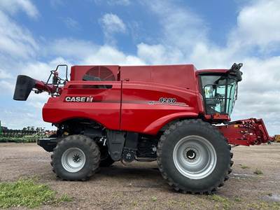 Case IH 8250 Combine