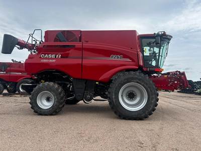 Case IH 8260 Combine