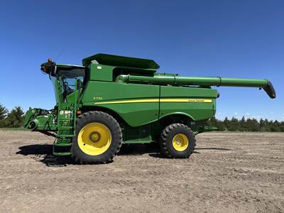 John Deere S770 Combine
