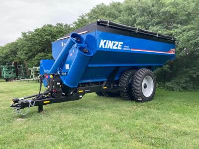 Kinze 1121 Grain Cart