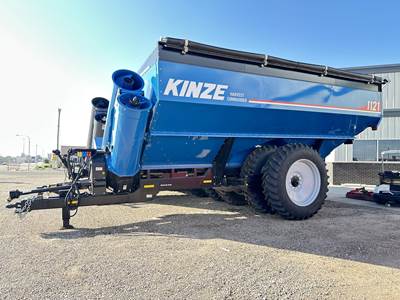 Kinze 1121 Grain Cart