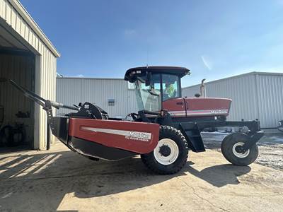 MacDon 9352 Self-Propelled Mower Conditioner/Windrower