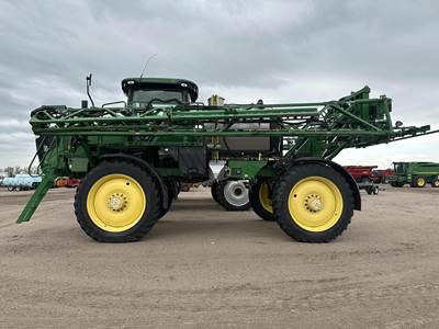 John Deere R4038 Self-Propelled Sprayer