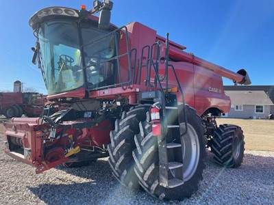 Case IH 7150 Combine