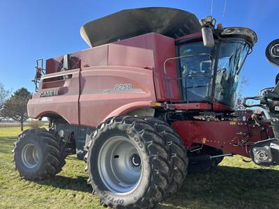 Case IH 8250 Combine