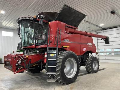 Case IH 8250 Combine