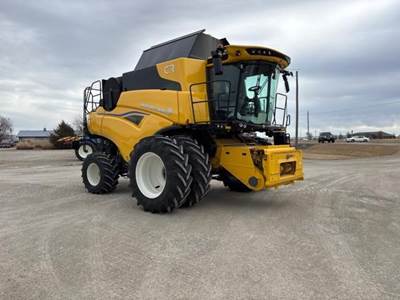 New Holland CR7.90 Combine
