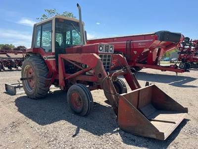 International 1086 Tractor