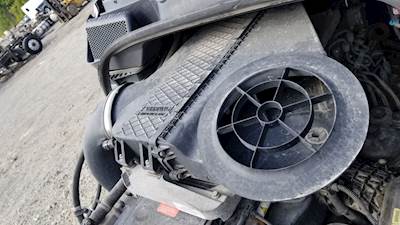Freightliner Cascadia 125 Air Cleaner / Air Filter Housing
