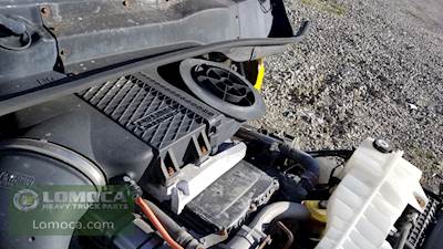 Freightliner Cascadia 125 Air Cleaner / Air Filter Housing