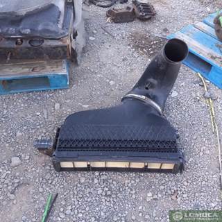 Freightliner Cascadia 125 Air Cleaner / Air Filter Housing
