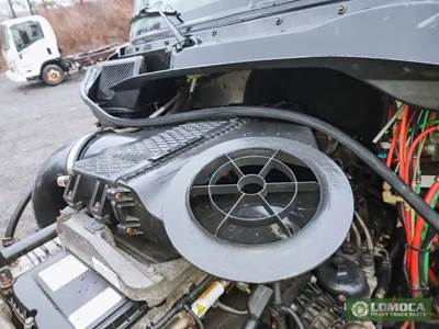 Freightliner Cascadia 125 Air Cleaner / Air Filter Housing