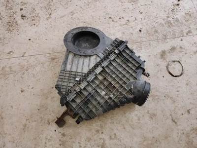 Freightliner Cascadia 126 Air Cleaner / Air Filter Housing