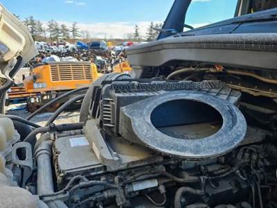 Freightliner Cascadia 126 Air Cleaner / Air Filter Housing