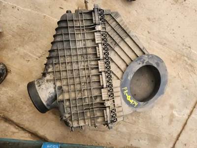 Freightliner Cascadia 126 Air Cleaner / Air Filter Housing