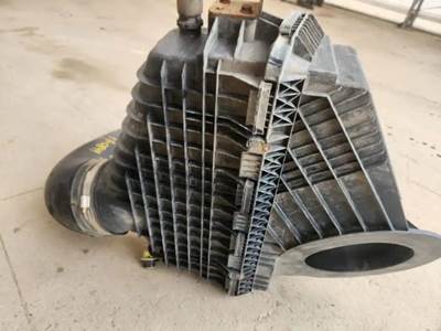 Freightliner Cascadia 126 Air Cleaner / Air Filter Housing