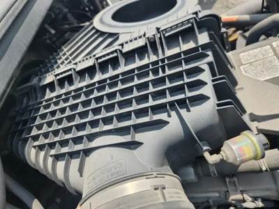 Freightliner Cascadia 126 Air Cleaner / Air Filter Housing