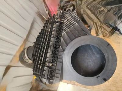Freightliner Cascadia 126 Air Cleaner / Air Filter Housing