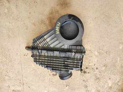 Freightliner Cascadia 126 Air Cleaner / Air Filter Housing