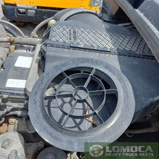 Freightliner Cascadia Air Cleaner / Air Filter Housing