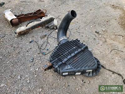 Freightliner Cascadia Air Cleaner / Air Filter Housing for a 2018 Freightliner Cascadia 123