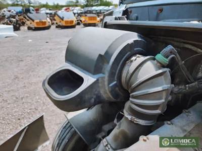 Volvo VNL Right Air Cleaner / Air Filter Housing