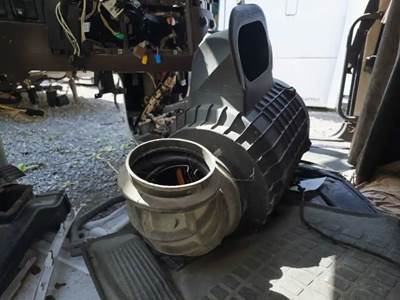 Volvo VNL Air Cleaner / Air Filter Housing