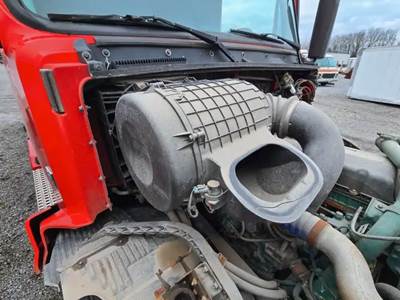 Volvo VNL Right Air Cleaner / Air Filter Housing