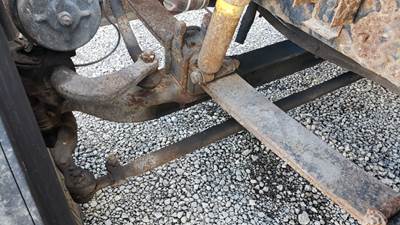 International 9900i Front Axle Assembly