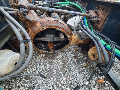 Dana-Spicer DS405 Front Axle Housing for a 2012 Freightliner Cascadia 125