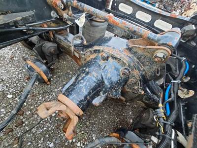 Meritor-Rockwell MR2014X Rear Axle Assembly for a 2016 Volvo VNL