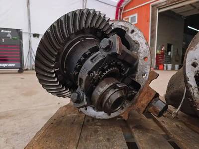 Meritor-Rockwell MR2014X Rear Axle Assembly for a 2015 Freightliner Cascadia 125