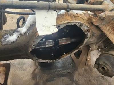Eaton DSP41P Rear Axle Housing for a 2014 Kenworth T680