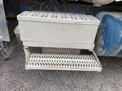 Freightliner FLD120 Classic Battery Box for a 2005 Freightliner Classic 120